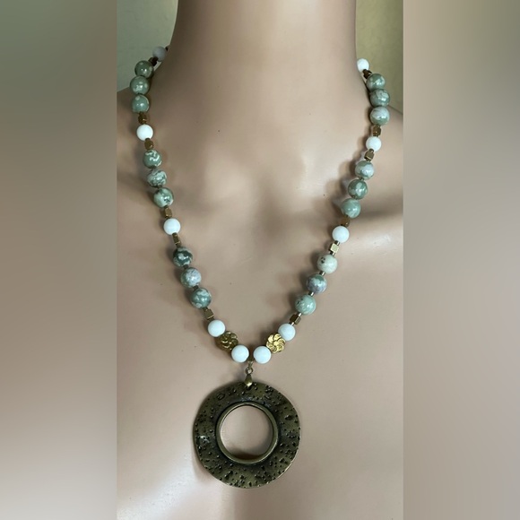 24 inch Jade and Alabaster bead necklace NWOT - Picture 2 of 13